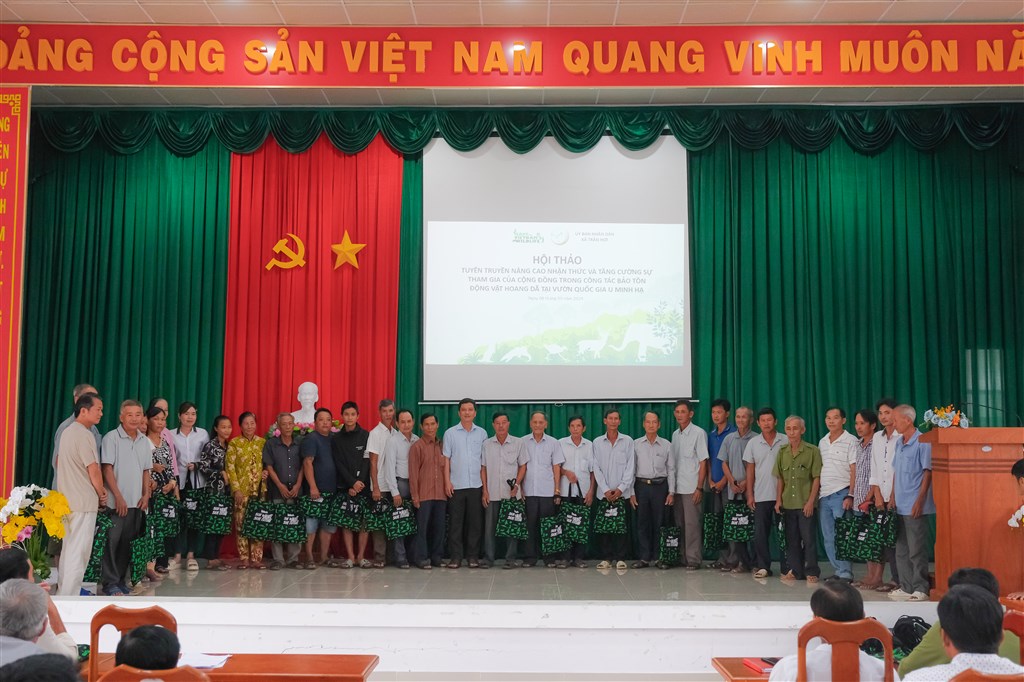 Tặng quà lưu niệm cho người dân tham gia lớp tập huấn bảo tồn động vật hoang dã